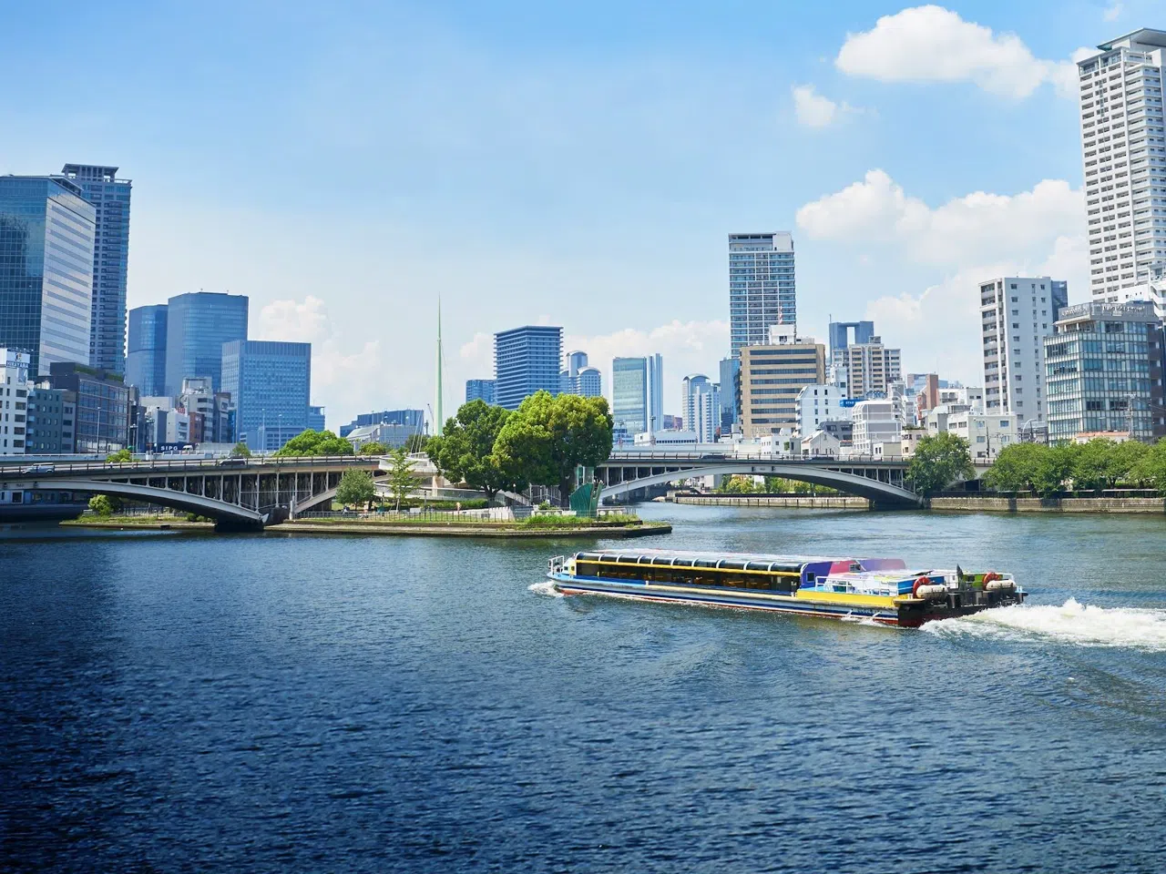 Osaka's Forgotten Boats Still Run the Canals